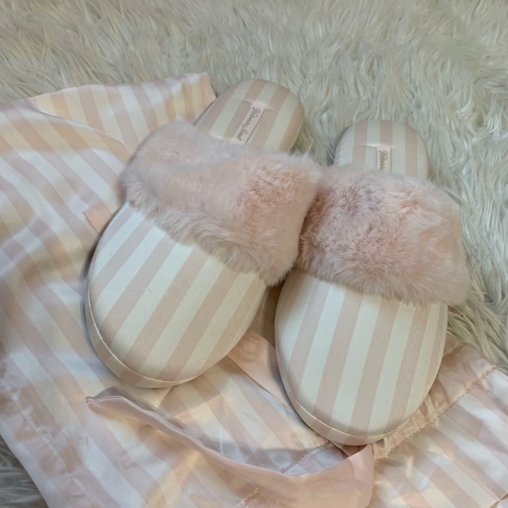 NWT VICTORIA SECRET’S SLIPPERS. Sz S